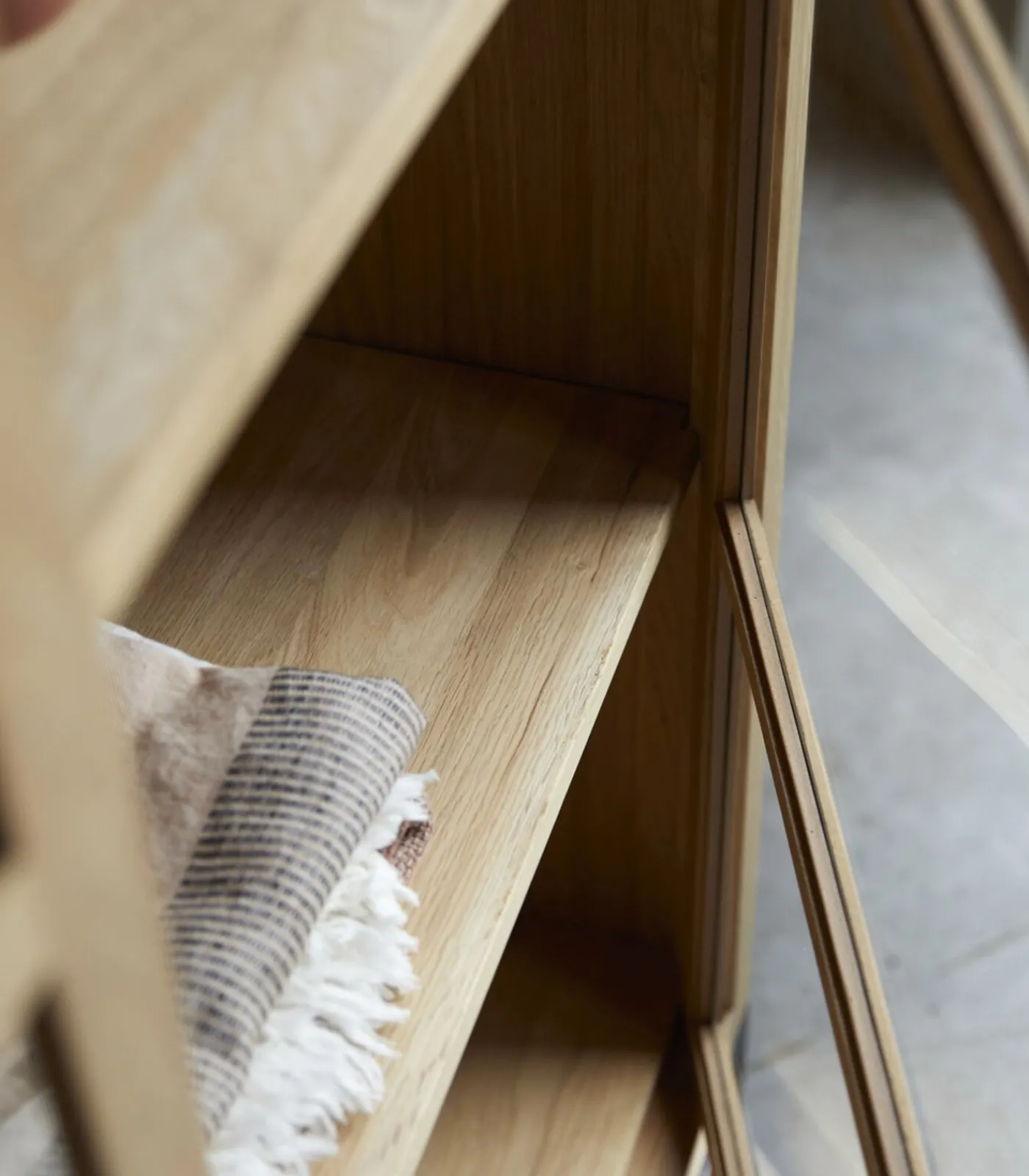 New Babeth - Hoge vitrinekast van massief eikenhout Meubels