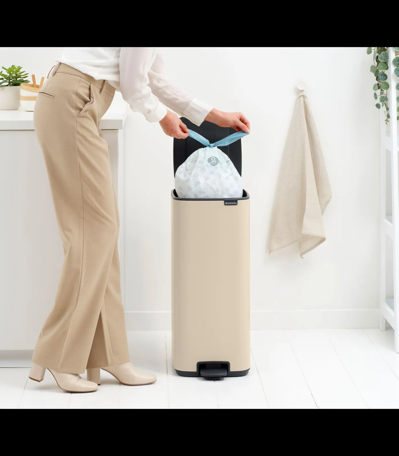 Brabantia Bo Pedaalemmer, 30 liter, stil sluitend, kunststof binnenemmer - Soft Beige