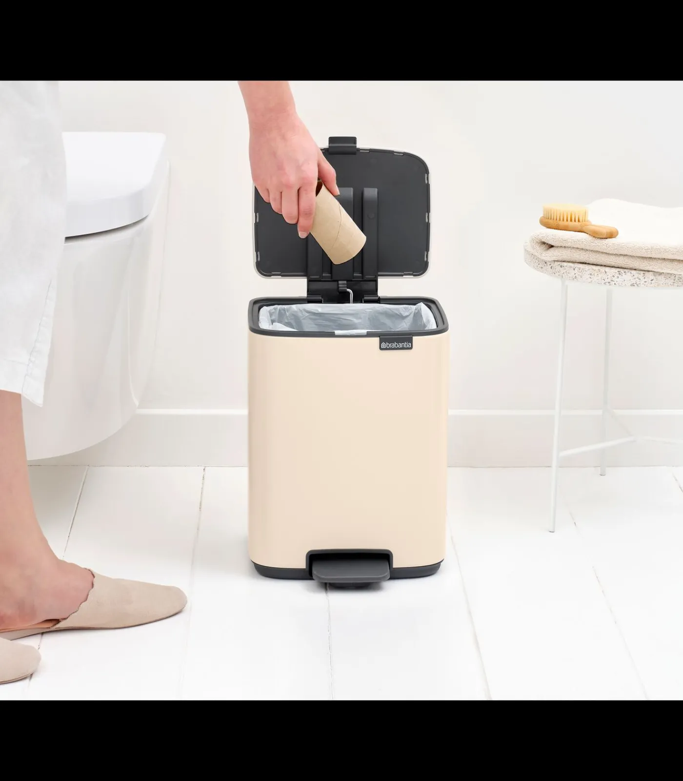 Brabantia Bo Pedaalemmer, 7 liter, stil sluitend, kunststof binnenemmer - Soft Beige