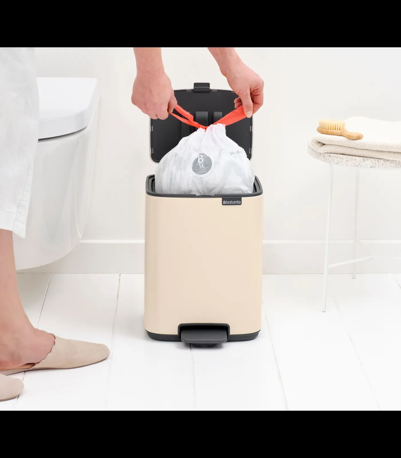 Brabantia Bo Pedaalemmer, 7 liter, stil sluitend, kunststof binnenemmer - Soft Beige