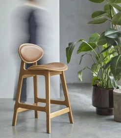 Tikamoon Counterstoel Maia in massief eikenhout en leer