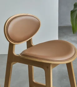 Tikamoon Counterstoel Maia in massief eikenhout en leer