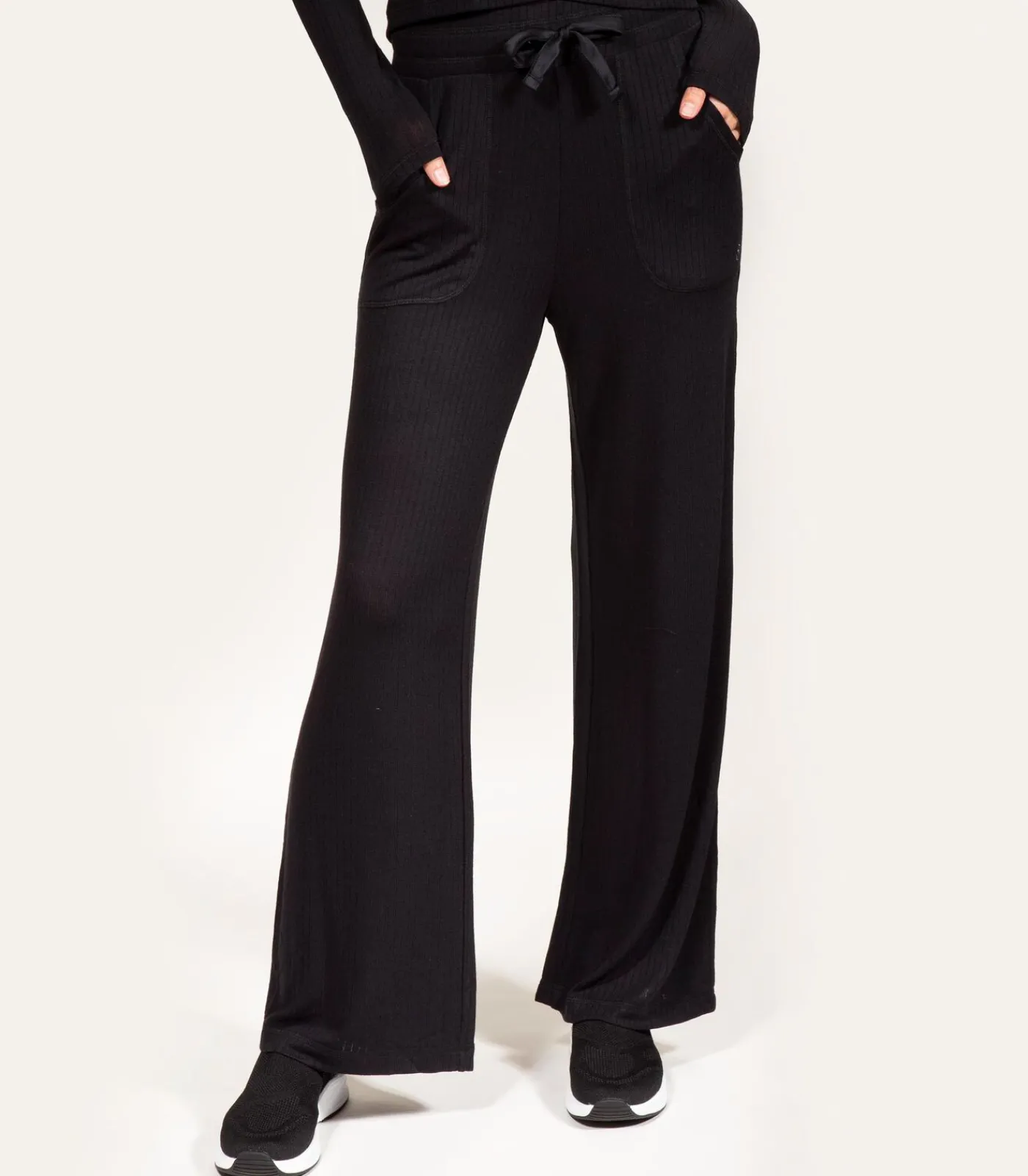 DAMES ISOTONER Damesbroek in ribgebreide wijde pijpen Zwart