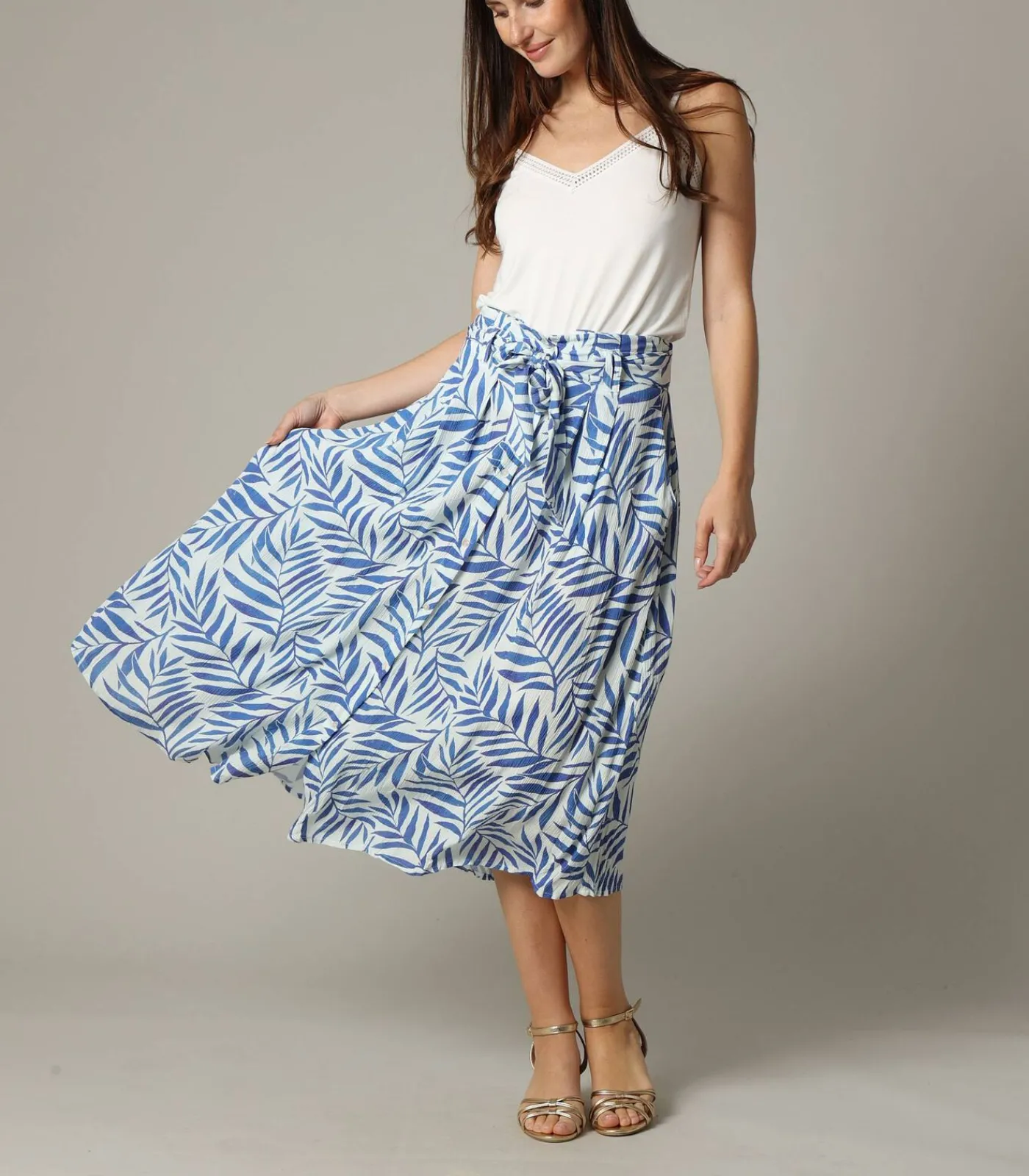 DAMES Deeluxe DIPTI - Midirok van viscosecrêpe met tropische print