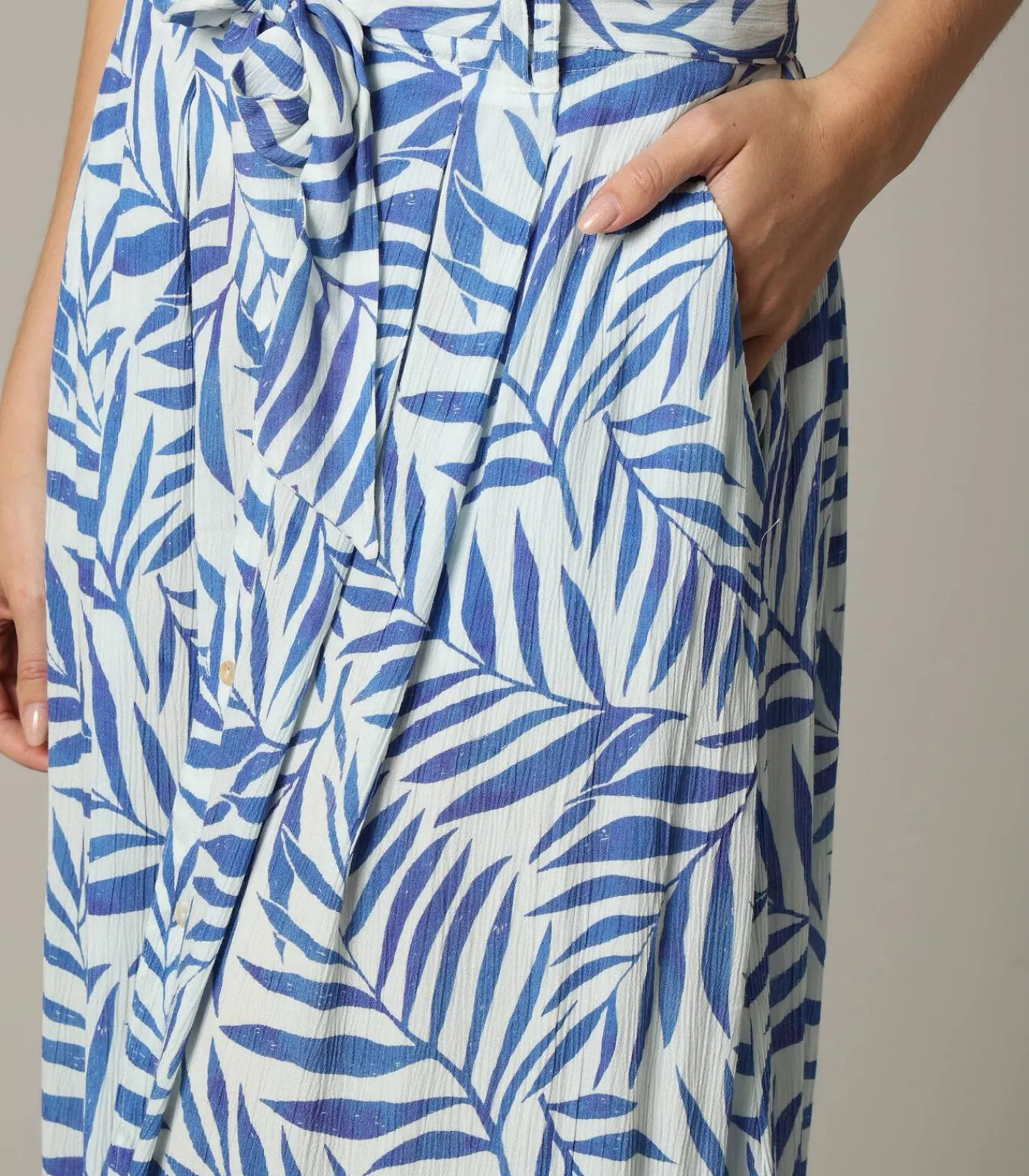 DAMES Deeluxe DIPTI - Midirok van viscosecrêpe met tropische print