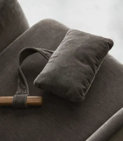 Tikamoon Fauteuil van massief eikenhout en grijs fluweel