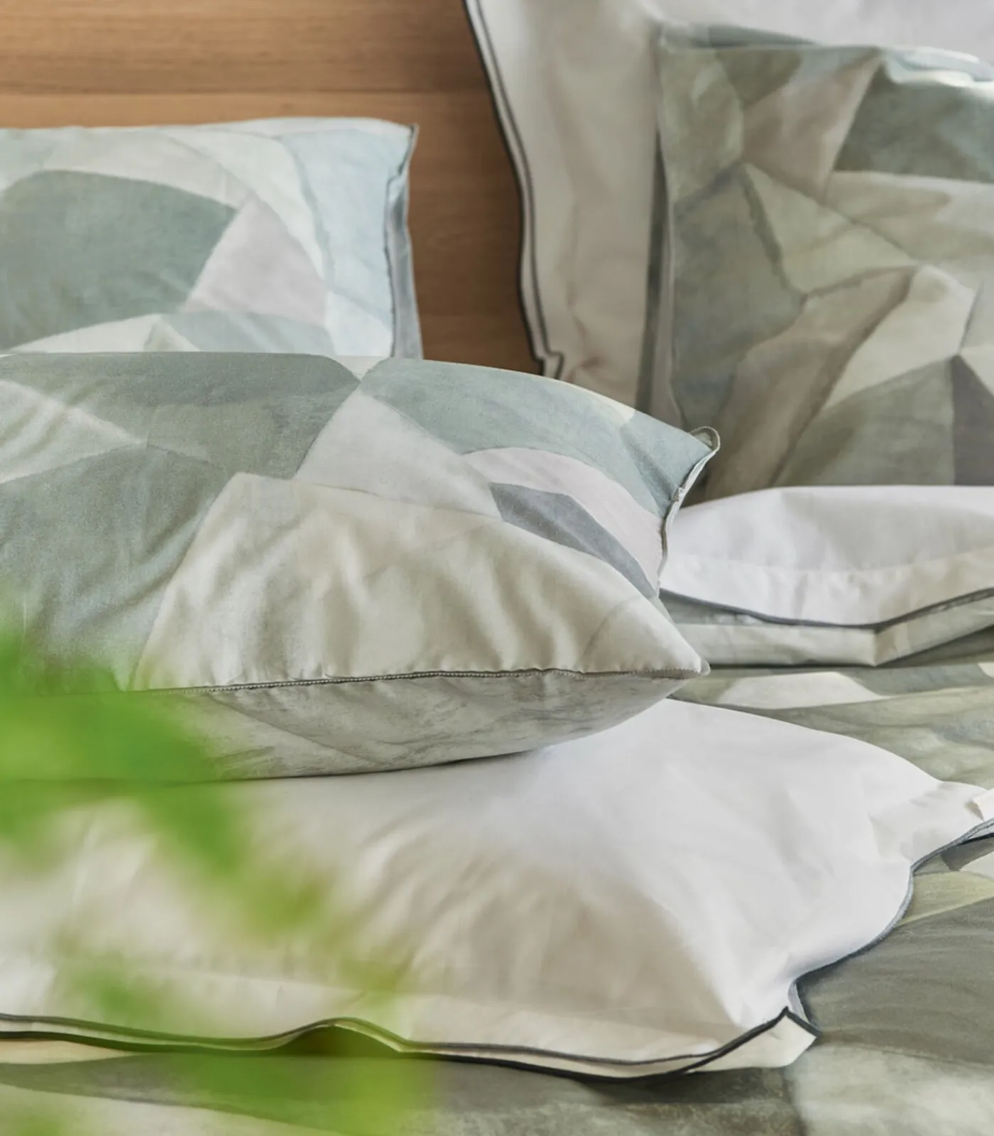 DESIGNERS GUILD Geo Moderne Pewter - Kussensloop in katoen perkal met print