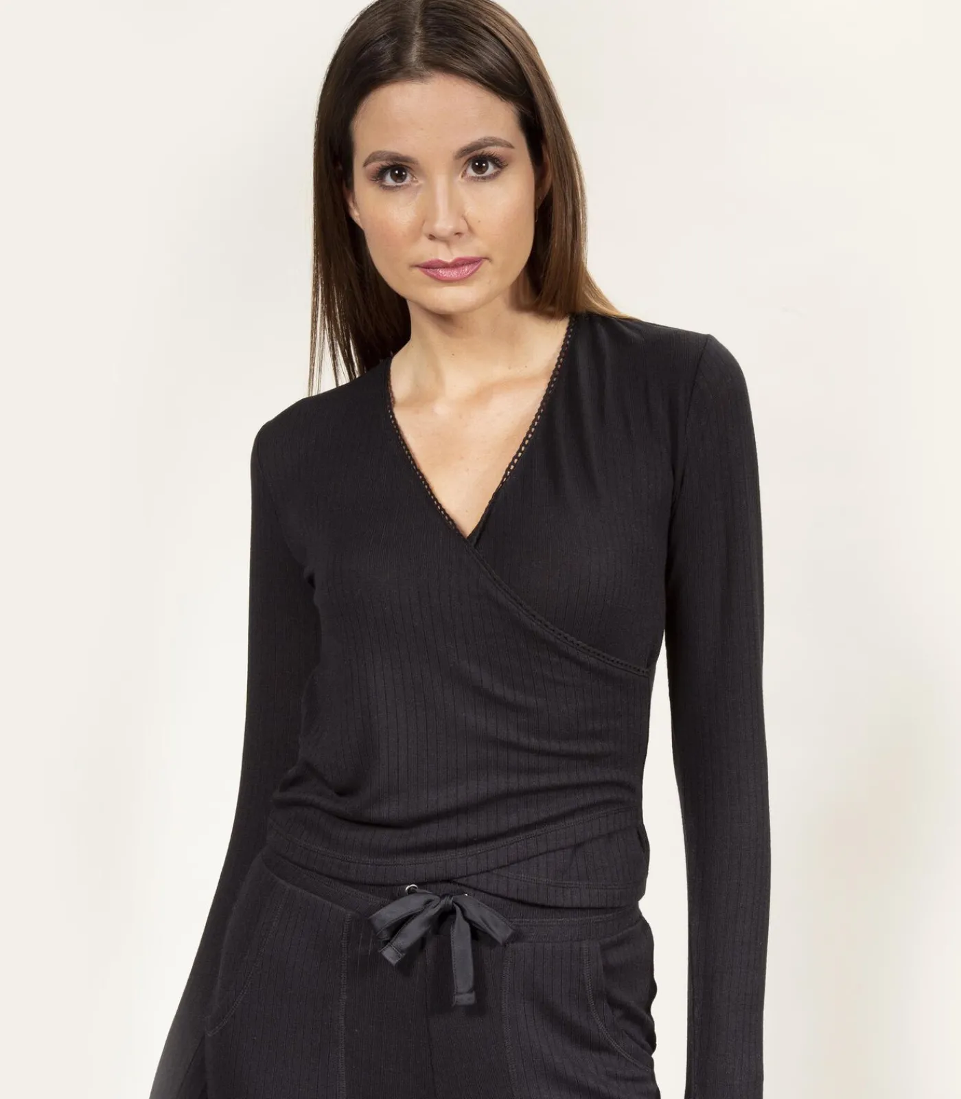 DAMES ISOTONER Geribd wikkeltruitje voor dames Zwart