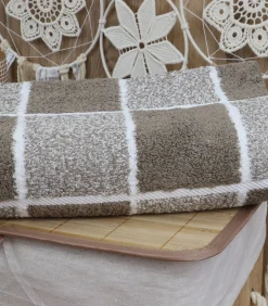 Linandelle Lichtroze katoenen geruite handdoek 50x100 cm