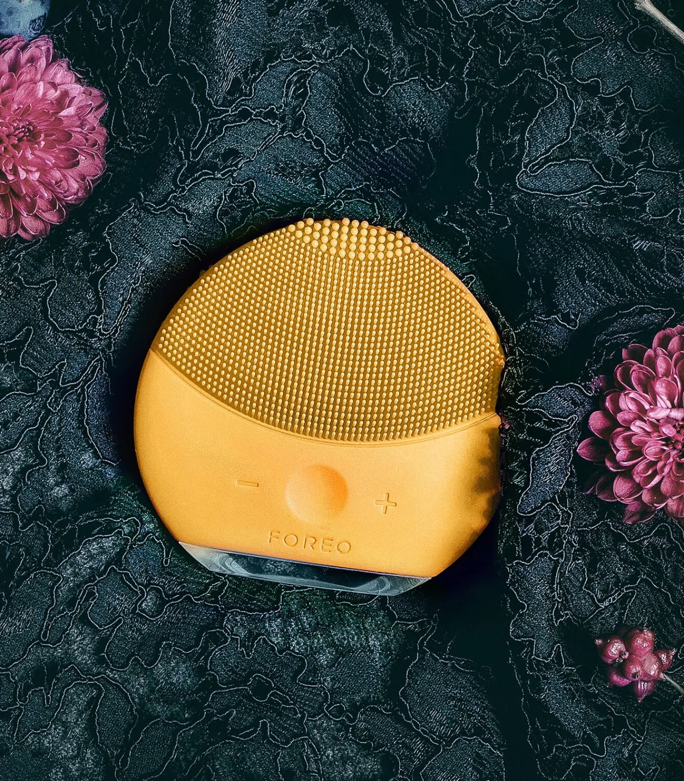 FOREO LUNA Mini 2 Sunflower Yellow sonische gezichtsreinigingsborstel voor elk huidtype