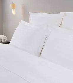 Hot Luxe gestreept laken in wit katoensatijn 270x300 cm Lakens