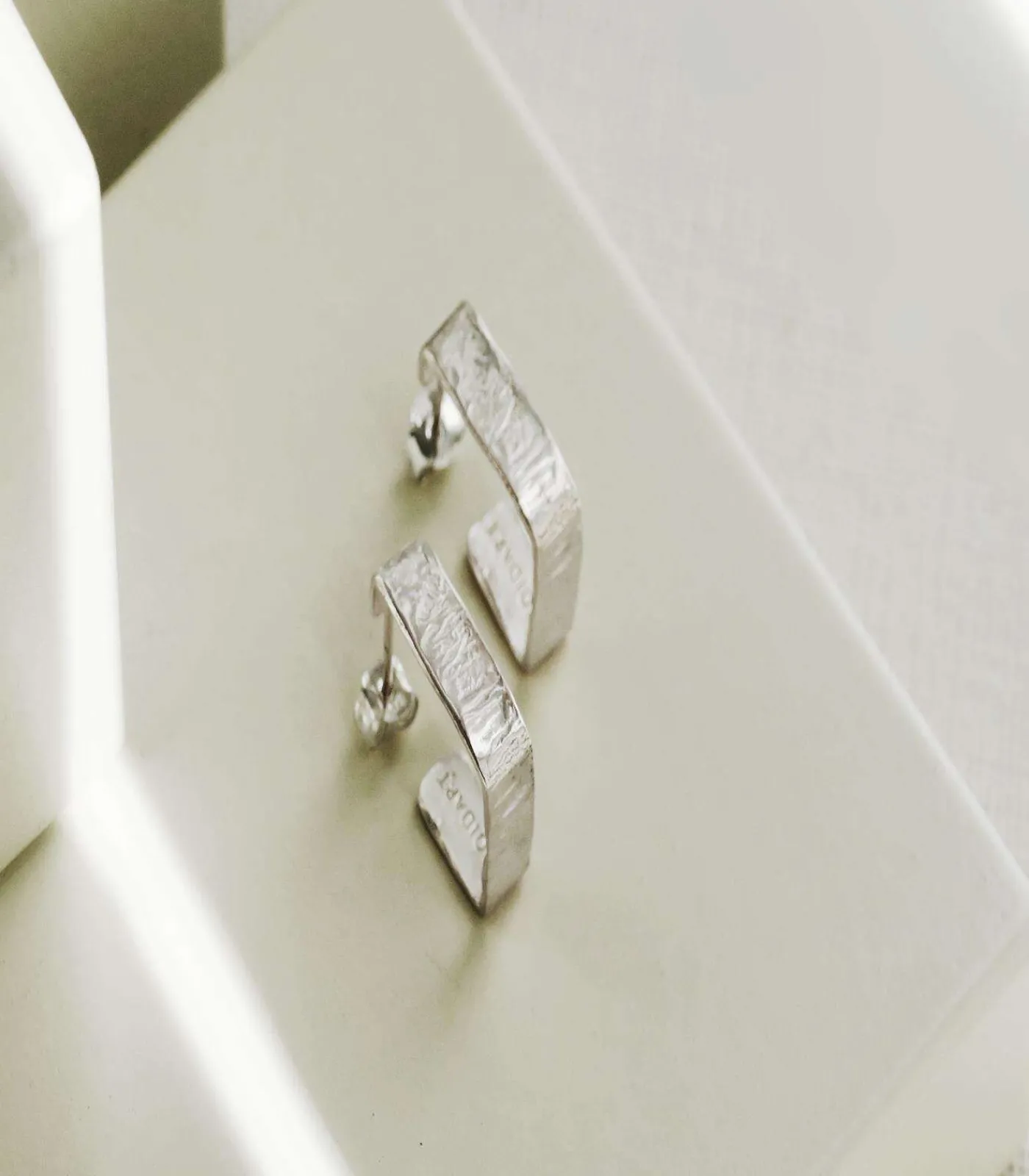 Sale Middelgrote zilveren oorbellen Lignis breed DAMES Oorbellen