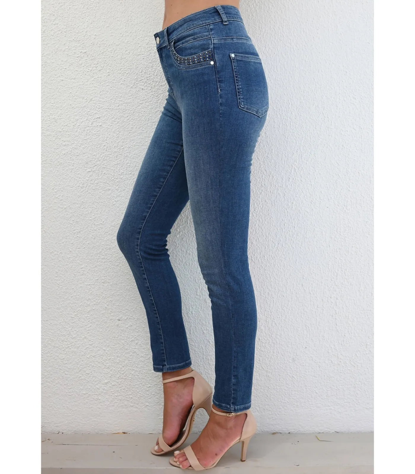 DAMES BLEU D'AZUR OMAN - BLAUWE SLIM JEANS MET ZAKJE MET STUDS