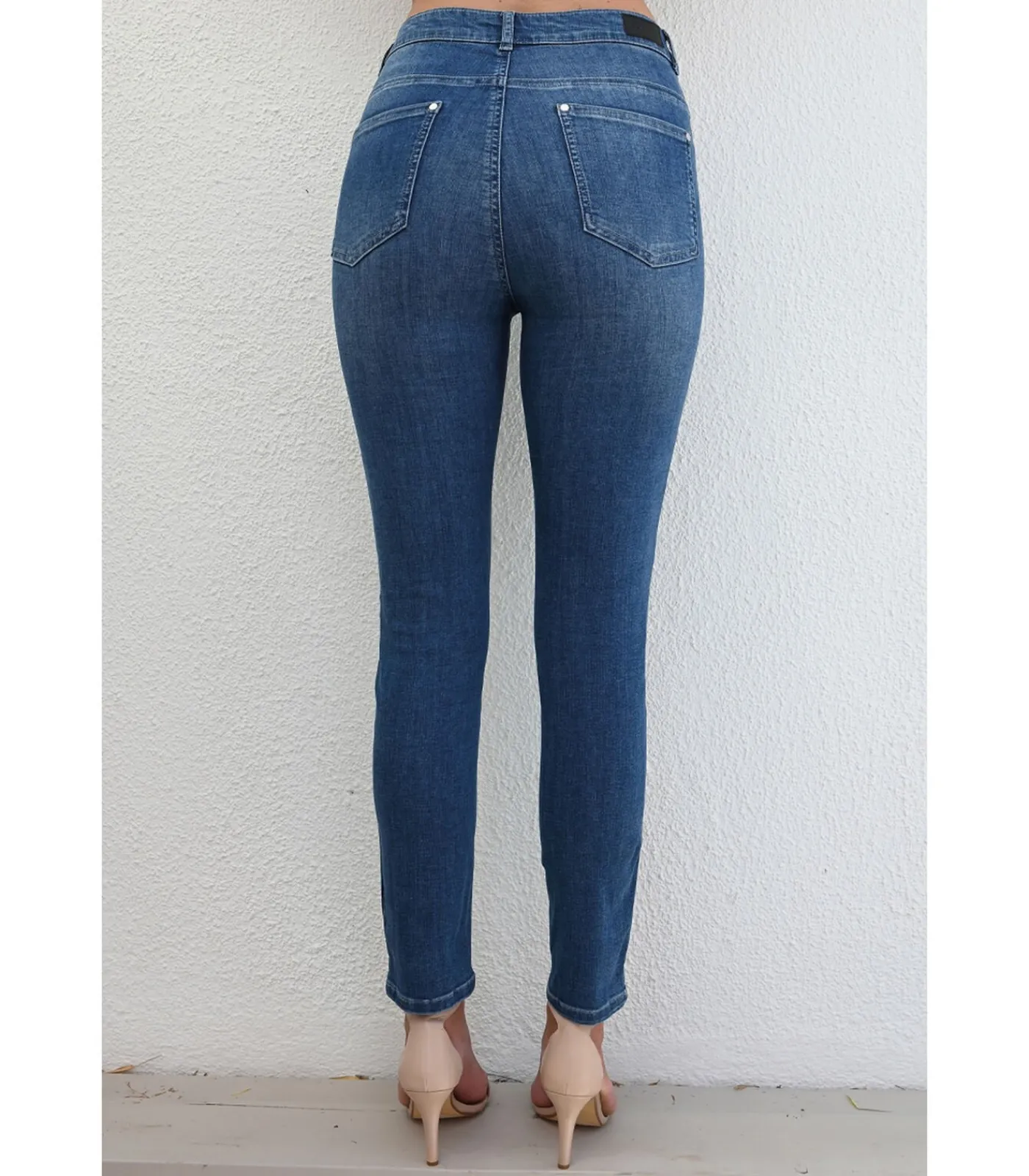 DAMES BLEU D'AZUR OMAN - BLAUWE SLIM JEANS MET ZAKJE MET STUDS