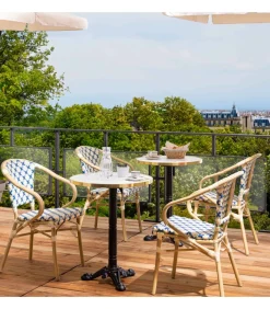 Oviala Set van wit marmeren terrastafel en 2 blauwe stoelen