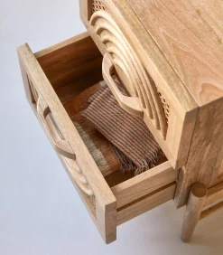 Tikamoon Sina - Nachtkastje van massief mangohout en rotan