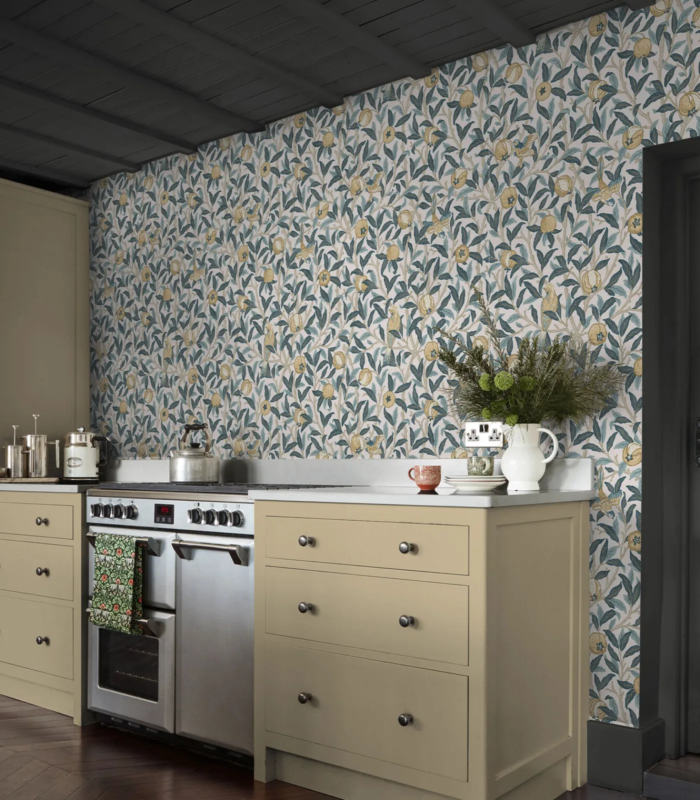 Hot Vliesbehang - Bird & Pomegranate Cloudy Blues - 1000x52 Wanddecoratie