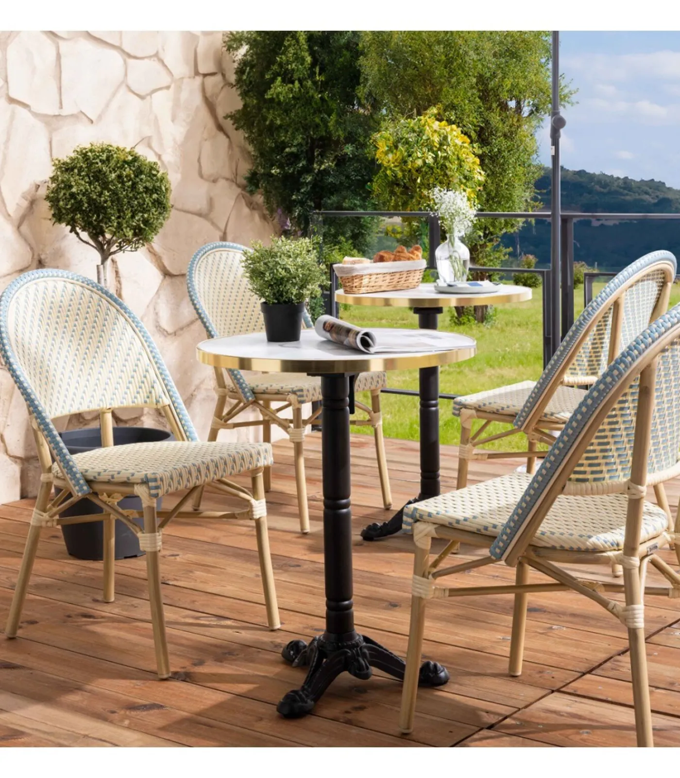 Sale Witte marmeren liggende terrastafel van 60 cm en 2 blauwe stoelen Tuinmeubelen