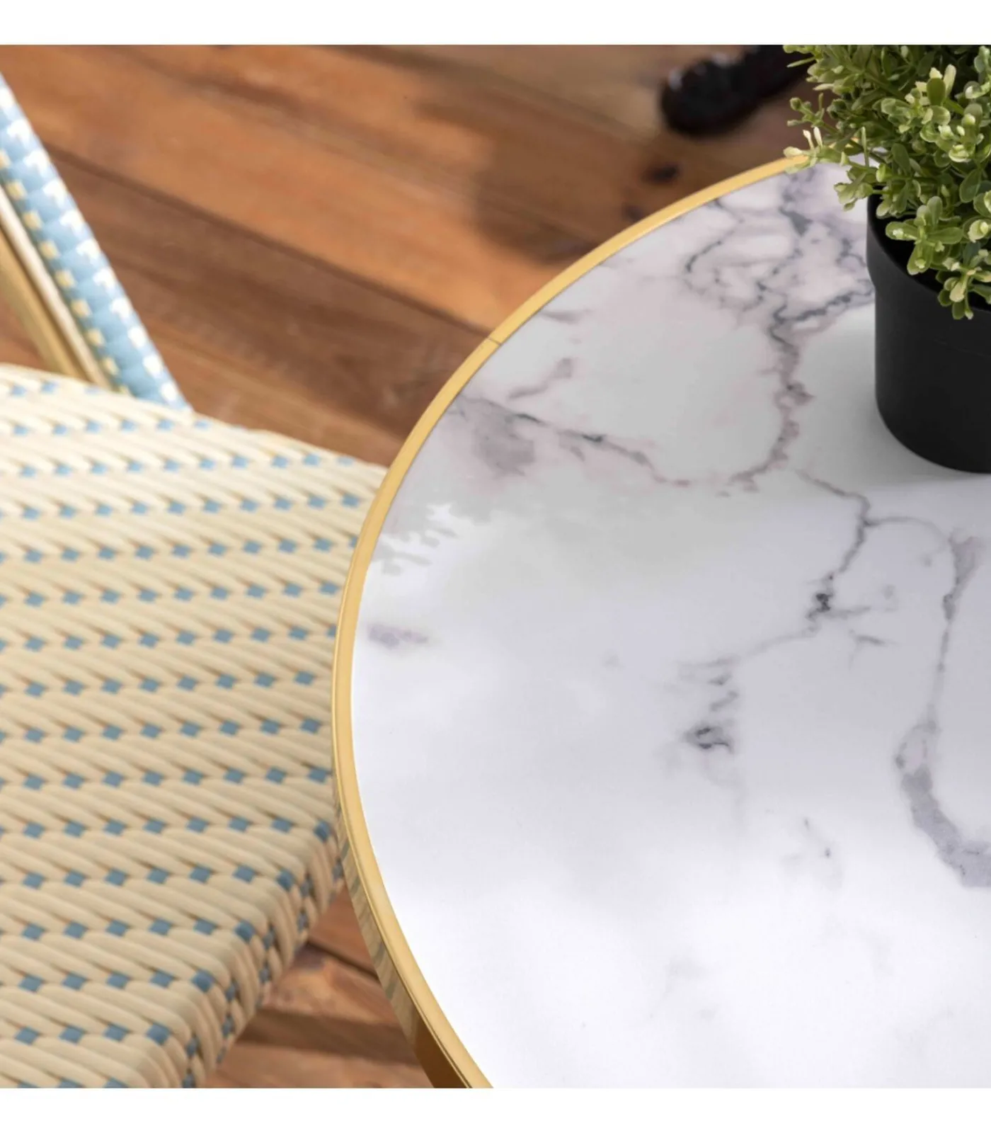 Sale Witte marmeren liggende terrastafel van 60 cm en 2 blauwe stoelen Tuinmeubelen