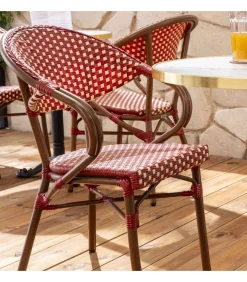 Oviala Witte marmeren terrastafel van 60 cm en 2 rode stoelen