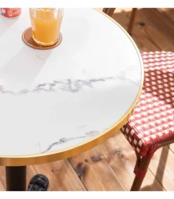 Oviala Witte marmeren terrastafel van 60 cm en 2 rode stoelen