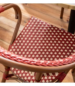 Oviala Witte marmeren terrastafel van 60 cm en 2 rode stoelen