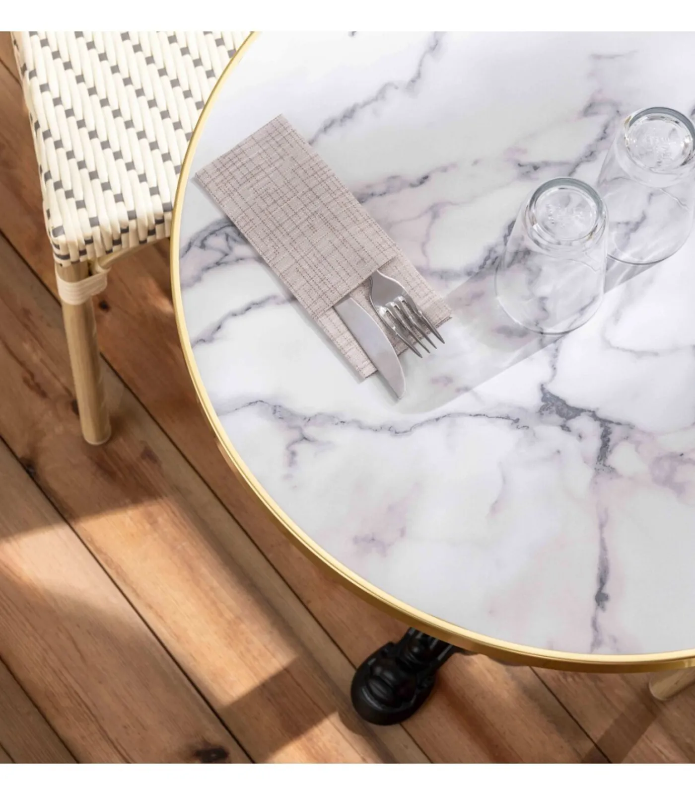 Witte marmeren terrastafel van 60 cm en 2 grijze stoelen Tuinmeubelen