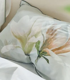 Yulan Magnolia - Kussensloop in katoen satijn met print Kussenslopen